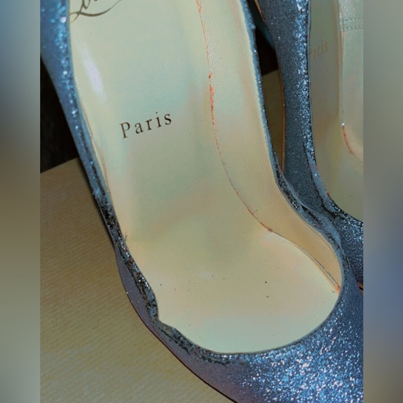 Minor scratch on the side and a little rip on the side as well. Good condition - Picture 5 of 7